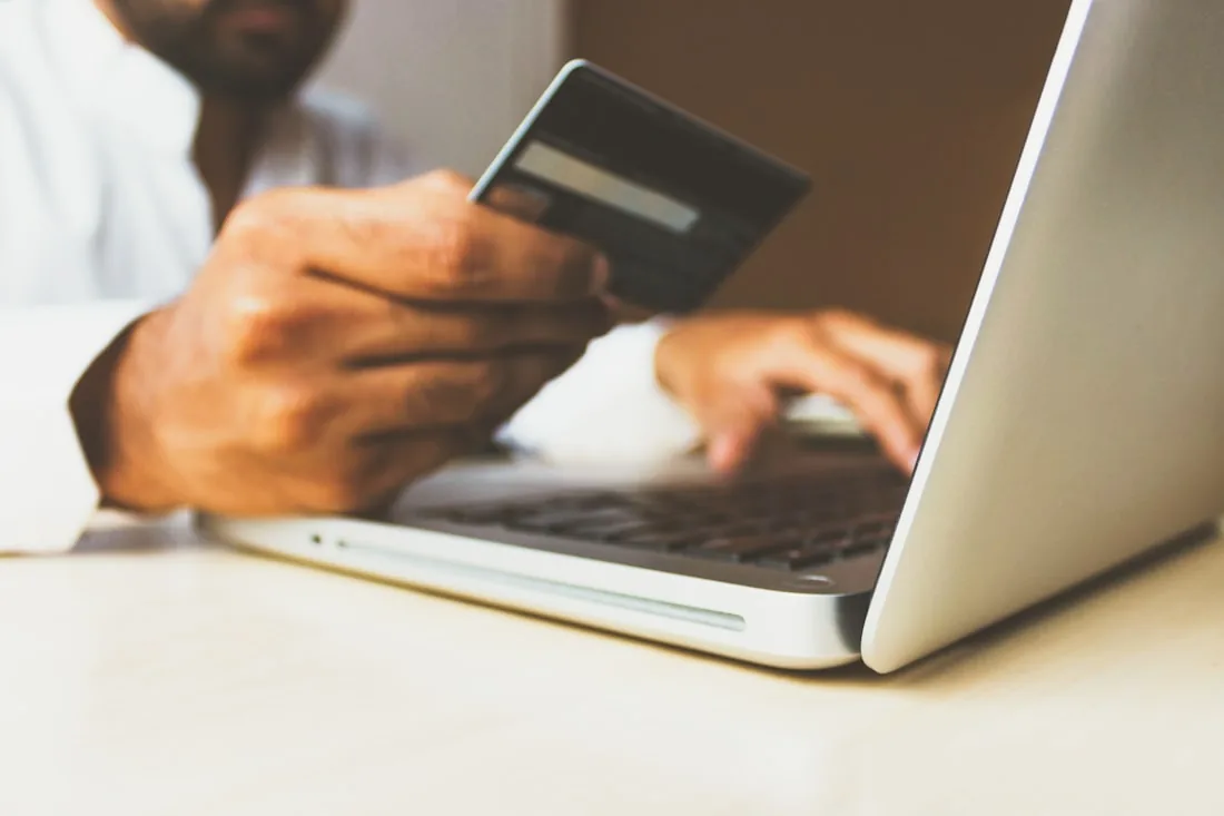 Achat en ligne par carte bancaire sur un ordinateur portable