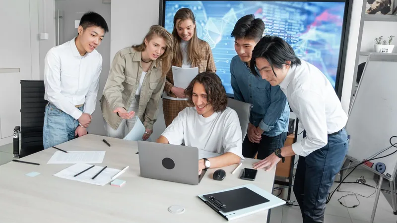Session de formation en petit groupe autour d'un ordinateur portable
