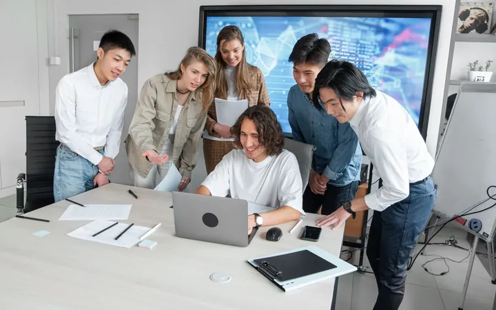 Formation en petit groupe autour d'un ordinateur portable