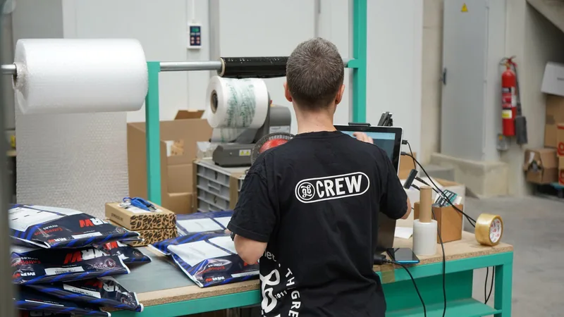 Opérateur contrôlant les stocks en entrepôt à l'aide d'une tablette